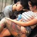 tatoueur-explose-faux-sein