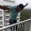miniature pour Un employé saute sur le filet de sécurité d'un balcon