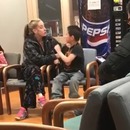 miniature pour Un enfant impatient frappe sa mère