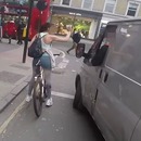 miniature pour Une cycliste se venge d'un conducteur qui l'harcèle