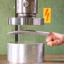 miniature pour La presse hydraulique écrase de l'adamantium