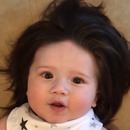bebe-grosse-touffe-cheveux