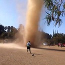 miniature pour Un tourbillon de poussière sur un terrain de football au Guatemala