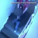 miniature pour Une femme d'une garderie pousse un enfant de 4 ans dans les escaliers