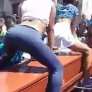 miniature pour Des filles twerkent sur le cercueil du mort