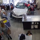 miniature pour Un enfant presque écrasé par une voiture qui fonce dans un magasin