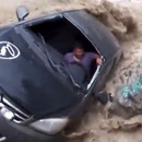 miniature pour Un homme renversé avec sa voiture par une rivière en crue