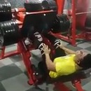 miniature pour Un bodybuilder se casse la jambe à la presse à cuisses
