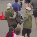 miniature pour Deux hommes aident une femme à bout de souffle à finir le marathon