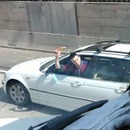 miniature pour Un rageux sur l'autoroute jette une part de pizza sur un camion
