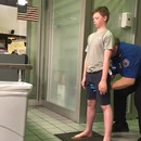 miniature pour Une fouille au corps exagérée d'un enfant à l'aéroport