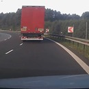 miniature pour Un camion coupe la route à une voiture et casse son rétroviseur