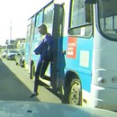 miniature pour Une fille descend d'un bus qui roule et tombe sur une voiture