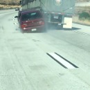 miniature pour Un camion ne remarque pas une voiture accrochée à son derrière