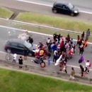 miniature pour Une voiture écrase des manifestants qui bloquent l'autoroute