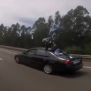 miniature pour Un motard colle une voiture et tombe sur le coffre
