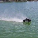 miniature pour Une voiture RC qui roule sur l'eau