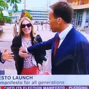 miniature pour Un journaliste touche les seins d'une passante qui gêne l'interview