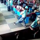 miniature pour Un homme empêche une canette de tomber en jonglant avec