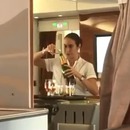 miniature pour Une hôtesse d'Emirates Airlines reverse le champagne dans la bouteille