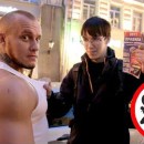 miniature pour Des bodybuilders forcent des voitures mal garées à bouger