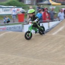 miniature pour Un enfant de 2 ans rate la première place à une course de vélo