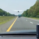 miniature pour Un avion atterit sur l'autoroute à cause d'une panne
