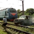 miniature pour Un train pulvérise une voiture coincée sur la voie ferrée
