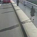 miniature pour Un joggeur pousse une femme devant le bus