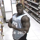 bodybuildeur-admire-camera-surveillance