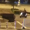 miniature pour Un homme en scooter tombe dans un énorme trou sur la route