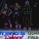 miniature pour La troupe Glowing Dance Crew illumine la scène d'America's Got Talent