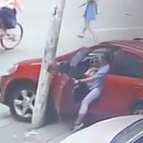 miniature pour Une femme utilise son pied pour arrêter sa voiture