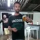 miniature pour Il fait un salto avec un verre de bière dans la main