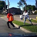 miniature pour Une femme tente de tuer un homme en le poussant devant une voiture