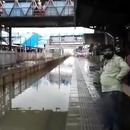 miniature pour Un train qui traverse une gare inondée à Mumbai
