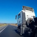 miniature pour Un camion empêche une voiture de le doubler et crée un accident
