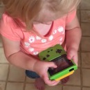 miniature pour Une petite fille essaye de jouer à la GameBoy Color