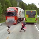 miniature pour Un enfant à 2 mètres de se faire écraser par un camion