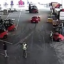 miniature pour Ils arrêtent des voleurs en voiture avec des chariots élévateurs