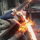 miniature pour Un homme passe sa main sur du métal en fusion