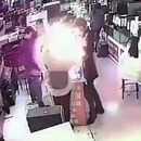 miniature pour Il mord dans une batterie de téléphone, elle explose