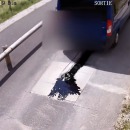 miniature pour Une camionnette pressée se cogne contre une borne