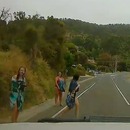 miniature pour Une fille traverse sans regarder et se fait presque écraser