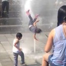 miniature pour Une petite fille se fait éjecter par un jet d'eau