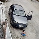 miniature pour Un enfant s'en sort indemne après qu'une voiture lui ai roulé dessus