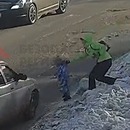miniature pour Un enfant de 2 ans court sur la route et une voiture le percute
