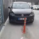 miniature pour Un homme marche sur les voitures garées sur la voie piétonne