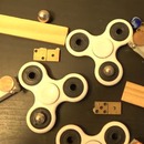 Une rube goldberg machine avec des Hand Spinners