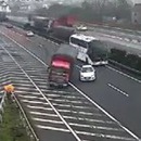 miniature pour Une voiture s'arrête sur l'autoroute pour ne pas rater sa sortie